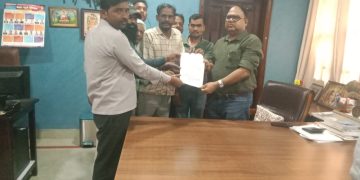 बदायूं में बिसौली विधायक से मिले छंटनी में हटाए गए कर्मचारी, न्याय की लगाई गुहार