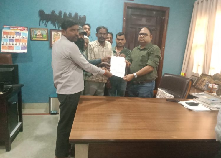 बदायूं में बिसौली विधायक से मिले छंटनी में हटाए गए कर्मचारी, न्याय की लगाई गुहार