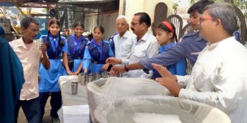 नदियों, कुओं और नलों में सहज उपलब्ध जल, अब बोतलों में बिक रहा : संजीव