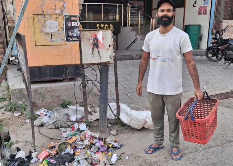 दुकानदारों और आमजन का नालों पर कब्जा, सड़कों पर डाल रहे कूड़ा, पालिका सुस्त