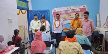 विश्व रेडक्रास दिवस पर क्षयरोगियों को सौंपी पोटली