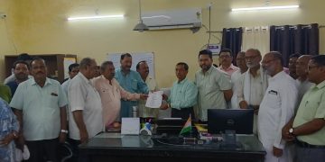 Badaun : ई-पंजीकरण प्रणाली 2024 के विरोध में आये दस्तावेज लेखक, ज्ञापन सौंपा