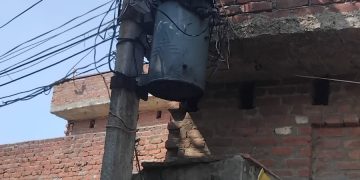 तीन दिन से फुंका पड़ा ट्रांसफार्मर, अंधकार में रहने को ग्रामीण मजबूर