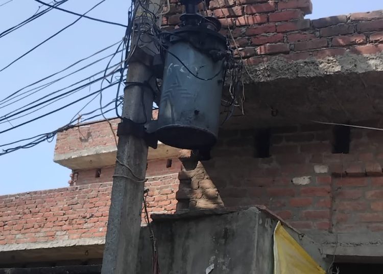 तीन दिन से फुंका पड़ा ट्रांसफार्मर, अंधकार में रहने को ग्रामीण मजबूर