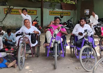 सिस्टम और अफसरों से परेशान दिव्यांगजन, प्रदर्शन कर ज्ञापन सौंपा
