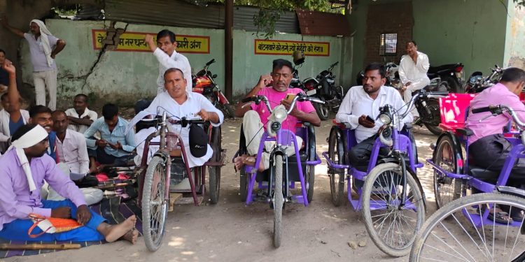 सिस्टम और अफसरों से परेशान दिव्यांगजन, प्रदर्शन कर ज्ञापन सौंपा