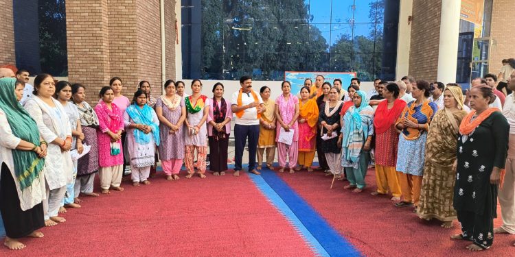 विश्व योग दिवस की तैयारियों को लेकर योग कक्षा में पहुंचे सदर विधायक महेश चन्द्र गुप्ता