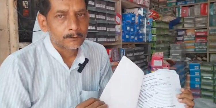 स्टे आर्डर : न्यायालय के आदेश पर प्रशासन ने खालिद को दिलाया मालिकाना हक, धमका रहे दबंग