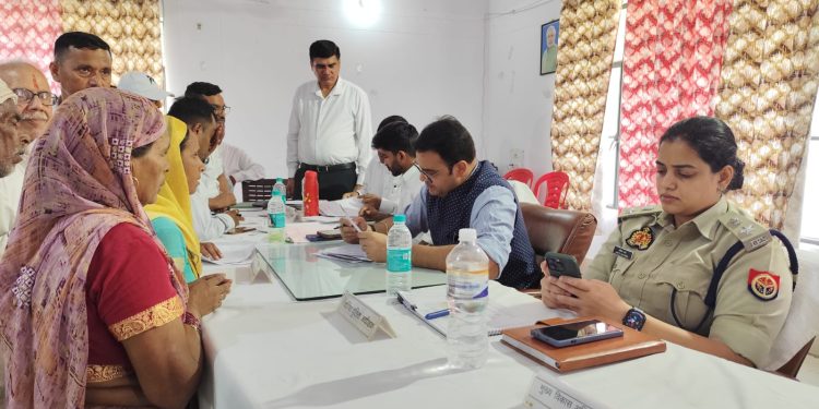 जनता की शिकायतों का समय से करें निस्तारण : डीएम