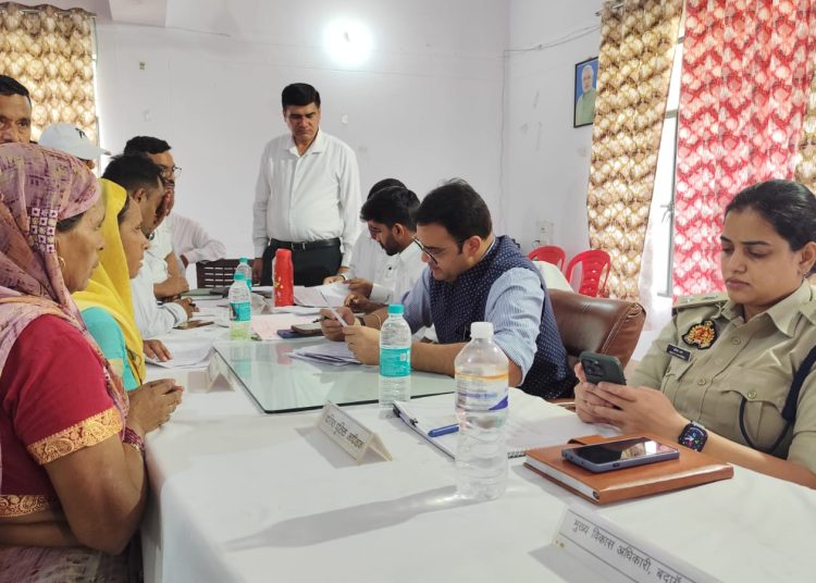 जनता की शिकायतों का समय से करें निस्तारण : डीएम