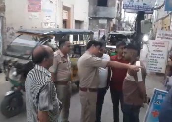 पुलिस को चुनौती : डॉक्टर के मेडिकल स्टोर से 3.10 लाख रुपये चोरी, जांच पड़ताल में सीसीटीवी खंगाले