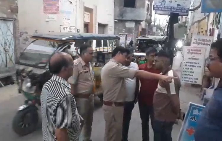 पुलिस को चुनौती : डॉक्टर के मेडिकल स्टोर से 3.10 लाख रुपये चोरी, जांच पड़ताल में सीसीटीवी खंगाले