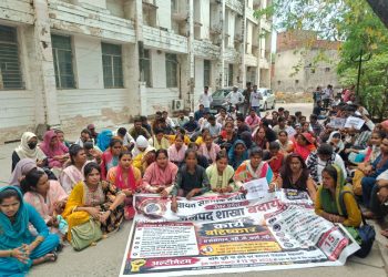 पंचायत सहायकों का बदायूं में कलक्ट्रेट-विकास भवन पर प्रदर्शन, 15 जून को लखनऊ कूच की चेतावनी