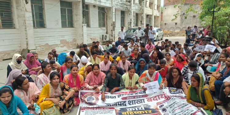 पंचायत सहायकों का बदायूं में कलक्ट्रेट-विकास भवन पर प्रदर्शन, 15 जून को लखनऊ कूच की चेतावनी