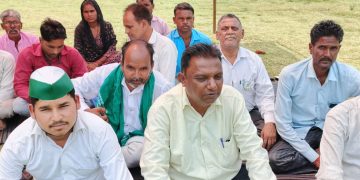 निजी तालाब पर कब्जा का आरोप, 7वें दिन भी धरना जारी