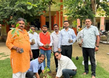 हिन्दू युवा वाहिनी ने रक्तदान के साथ किया पौधारोपण