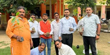 हिन्दू युवा वाहिनी ने रक्तदान के साथ किया पौधारोपण