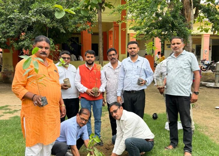 हिन्दू युवा वाहिनी ने रक्तदान के साथ किया पौधारोपण