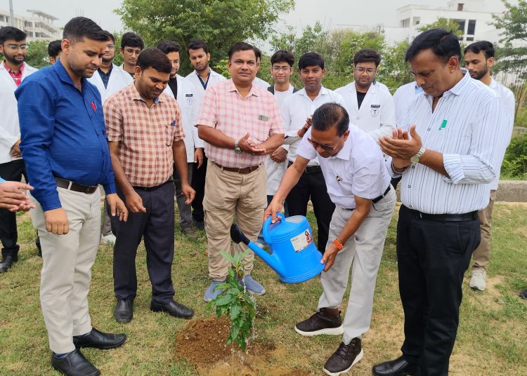 राजकीय मेडिकल कॉलेज में पौधारोपण के साथ दिया जागरूकता का संदेश