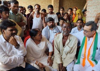 सुरैनी पापड़ी में मेंथा कारोबारी भाइयों की टैंक में जहरीली गैस से मौत, पहुंचे कांग्रेसी