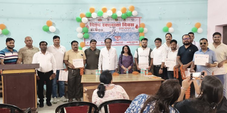 विश्व रक्तदाता दिवस : जिला अस्पताल बदायूं में सम्मान से नवाजे गए रक्तदानी