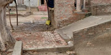 दबंगई : न्यायालय के आदेश के बाद भी नहीं हटा ग्राम समाज की जमीन से कब्जा