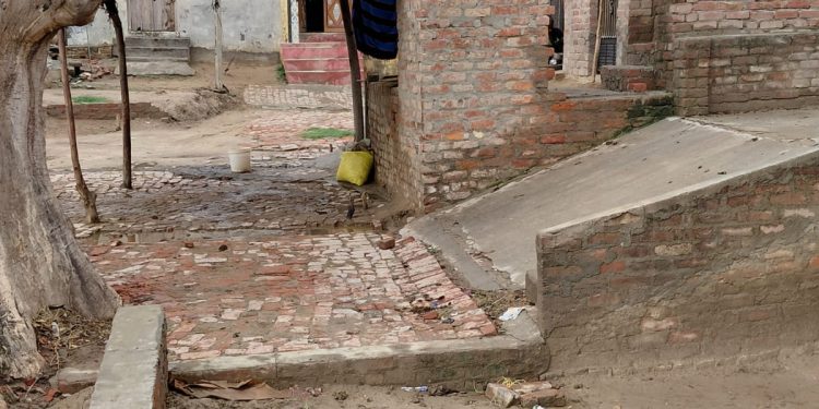 दबंगई : न्यायालय के आदेश के बाद भी नहीं हटा ग्राम समाज की जमीन से कब्जा