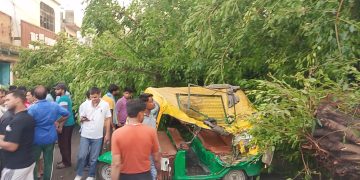 Badaun-बारिश और आंधी का कहर: ऑटो पर पेड़ गिरने से महिला की मौत, एक गंभीर घायल