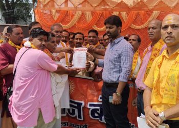 अखिल भारतीय सनातन बोर्ड ने सौंपा ज्ञापन, बोले मंदिरों को नियंत्रण मुक्त करें केंद्र सरकार