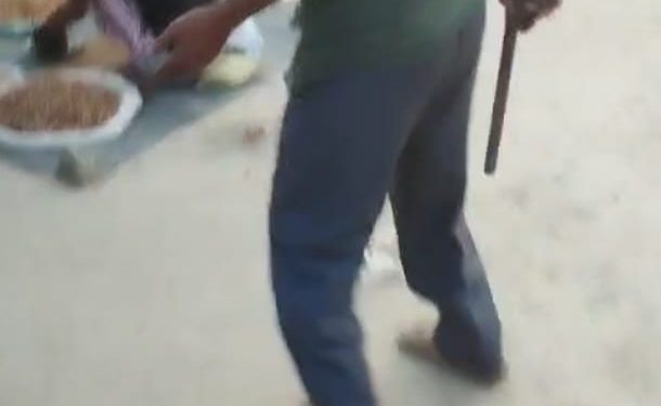 साप्ताहिक बाजार में शराबी युवक ने पौनिया लहराकर मचाया हड़कंप, पुलिस ने किया गिरफ्तार