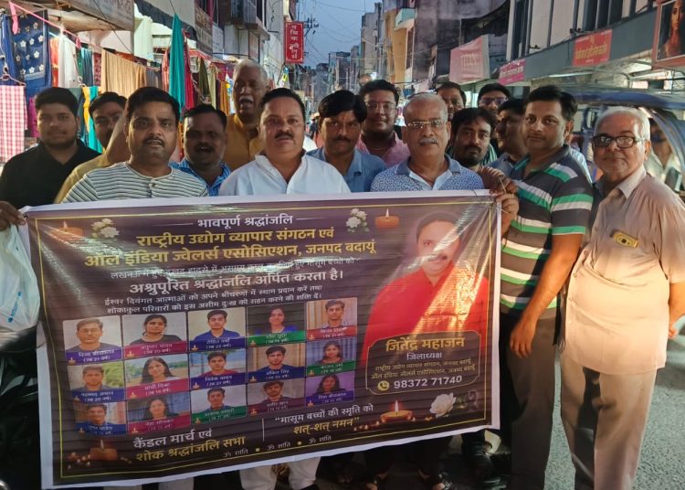 लखनऊ अग्निकांड के मृत बच्चों को बदायूं में दी गई भावभीनी श्रद्धांजलि, कैंडल मार्च निकालकर जताया रोष