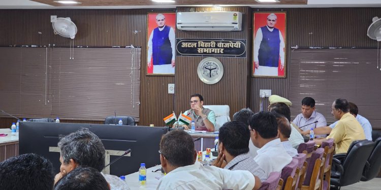स्कूल खुलने से पहले वाहन मानक पूरे करें, नहीं तो होगी सख्त कार्रवाई : डीएम