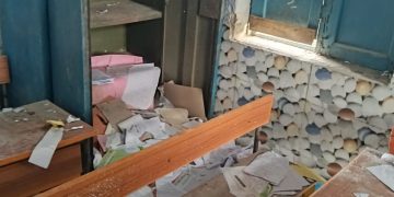 सरकारी स्कूल में चोरों का धावा, खिड़की तोड़कर लाउडस्पीकर, ब्लूटूथ स्पीकर और पंखा ले उड़े
