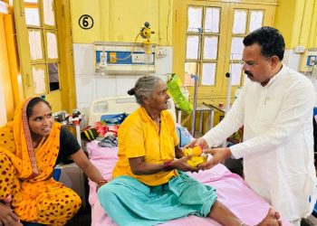 मुख्यमंत्री के जन्मदिवस पर मरीजों के बीच पहुंचे भाजपा जिलाध्यक्ष, बाटें फल और सुनी पीडा