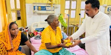 मुख्यमंत्री के जन्मदिवस पर मरीजों के बीच पहुंचे भाजपा जिलाध्यक्ष, बाटें फल और सुनी पीडा