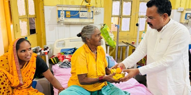 मुख्यमंत्री के जन्मदिवस पर मरीजों के बीच पहुंचे भाजपा जिलाध्यक्ष, बाटें फल और सुनी पीडा