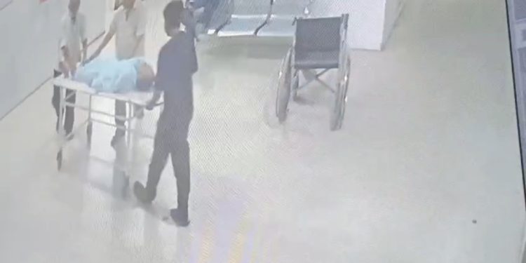 बदायूं जिला अस्पताल में इंसानियत शर्मसार, महिला के शव से कुंडल चोरी, कर्मचारी हटाया