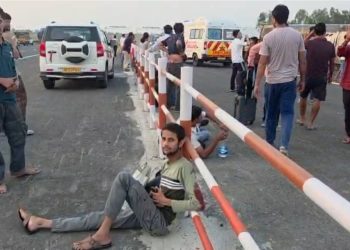 बनारस से दिल्ली जा रही बस गंगा एक्सप्रेसवे पर पलटी, दो दर्जन घायल