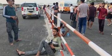 बनारस से दिल्ली जा रही बस गंगा एक्सप्रेसवे पर पलटी, दो दर्जन घायल