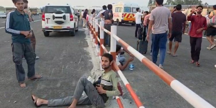 बनारस से दिल्ली जा रही बस गंगा एक्सप्रेसवे पर पलटी, दो दर्जन घायल