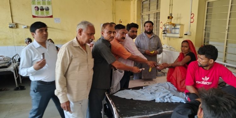 भामाशाह जयंती पर मरीजों को वितरित की खाद्य सामग्री, राष्ट्रीय अवकाश की उठाई मांग