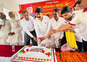 यादवों बाहुल्य इलाके के बुर्रा मंदिर पर आबिद रजा ने मनाया सपा मुखिया अखिलेश यादव का जन्मदिन