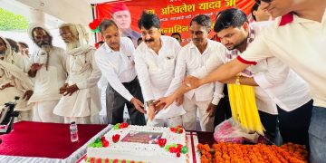यादवों बाहुल्य इलाके के बुर्रा मंदिर पर आबिद रजा ने मनाया सपा मुखिया अखिलेश यादव का जन्मदिन