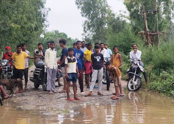 मूसलाधार बारिश से कादरचौक के मोहम्मदगंज का संपर्क टूटा, पुल के ऊ पर बहा नदी का पानी, ग्रामीण परेशान