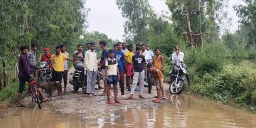 मूसलाधार बारिश से कादरचौक के मोहम्मदगंज का संपर्क टूटा, पुल के ऊ पर बहा नदी का पानी, ग्रामीण परेशान