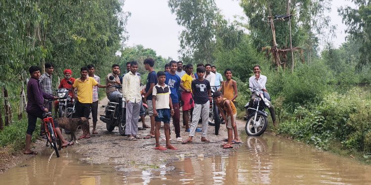 मूसलाधार बारिश से कादरचौक के मोहम्मदगंज का संपर्क टूटा, पुल के ऊ पर बहा नदी का पानी, ग्रामीण परेशान