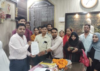 चार माह से वेतन न मिलने पर ईसीसी एजूकेटर पहुंचे बीएसए कार्यालय, जल्द भुगतान का मिला आश्वासन