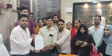 चार माह से वेतन न मिलने पर ईसीसी एजूकेटर पहुंचे बीएसए कार्यालय, जल्द भुगतान का मिला आश्वासन