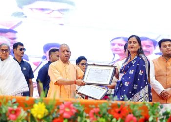 मुख्यमंत्री की बड़ी सौगात : 12 लाख शिक्षकों को कैशलेस इलाज, 1.10 करोड़ विद्यार्थियों को DBT से 1200 रुपये