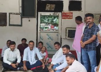 बिसौली में सीओ और ग्राम विकास अधिकारी के बीच विवाद, धरना प्रदर्शन